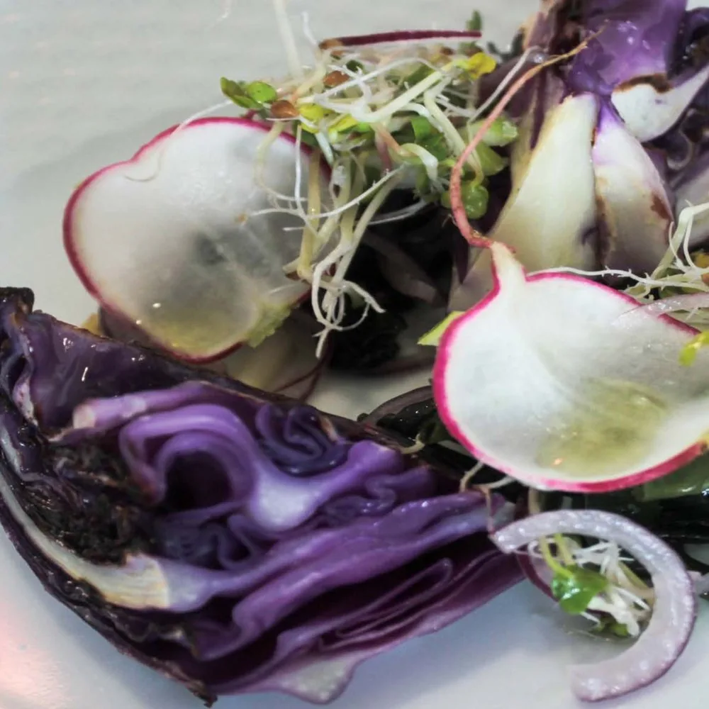 Col morada asada con germinados de rábano